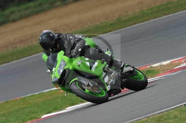 Motorcycle action photographs;Trackday digital images;event digital images;eventdigitalimages;no limits trackday;peter wileman photography;snetterton;snetterton circuit norfolk;snetterton photographs;trackday;trackday photos