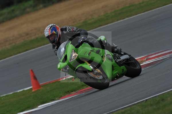 Motorcycle action photographs;Trackday digital images;event digital images;eventdigitalimages;no limits trackday;peter wileman photography;snetterton;snetterton circuit norfolk;snetterton photographs;trackday;trackday photos