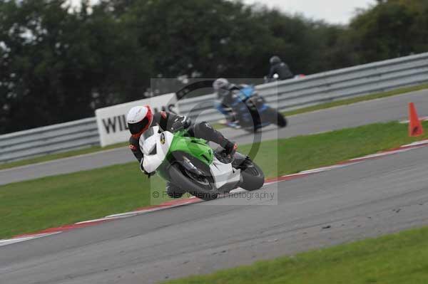 Motorcycle action photographs;Trackday digital images;event digital images;eventdigitalimages;no limits trackday;peter wileman photography;snetterton;snetterton circuit norfolk;snetterton photographs;trackday;trackday photos