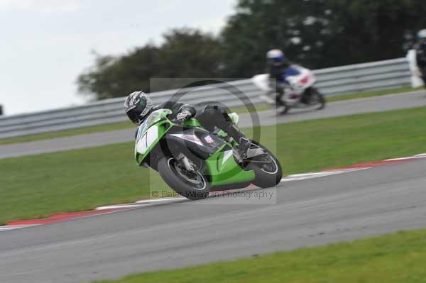 Motorcycle action photographs;Trackday digital images;event digital images;eventdigitalimages;no limits trackday;peter wileman photography;snetterton;snetterton circuit norfolk;snetterton photographs;trackday;trackday photos