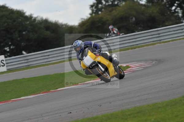 Motorcycle action photographs;Trackday digital images;event digital images;eventdigitalimages;no limits trackday;peter wileman photography;snetterton;snetterton circuit norfolk;snetterton photographs;trackday;trackday photos