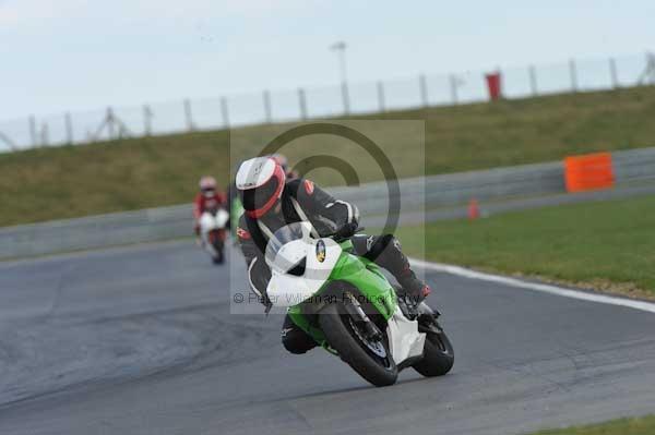 Motorcycle action photographs;Trackday digital images;event digital images;eventdigitalimages;no limits trackday;peter wileman photography;snetterton;snetterton circuit norfolk;snetterton photographs;trackday;trackday photos
