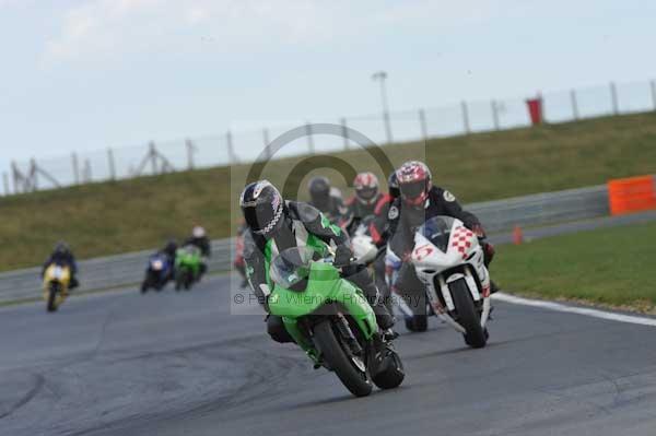 Motorcycle action photographs;Trackday digital images;event digital images;eventdigitalimages;no limits trackday;peter wileman photography;snetterton;snetterton circuit norfolk;snetterton photographs;trackday;trackday photos