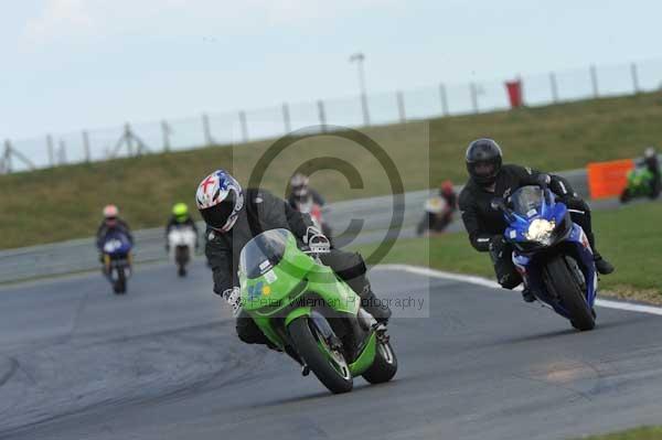 Motorcycle action photographs;Trackday digital images;event digital images;eventdigitalimages;no limits trackday;peter wileman photography;snetterton;snetterton circuit norfolk;snetterton photographs;trackday;trackday photos