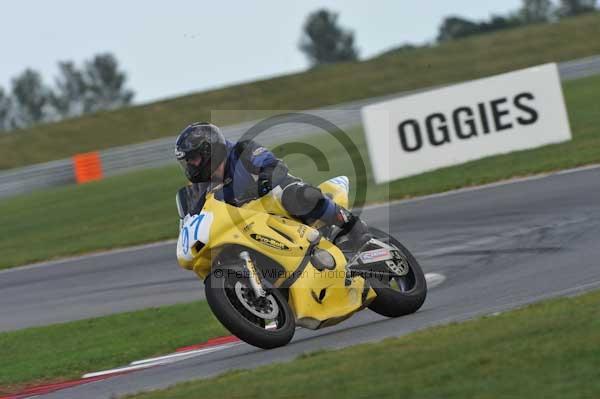 Motorcycle action photographs;Trackday digital images;event digital images;eventdigitalimages;no limits trackday;peter wileman photography;snetterton;snetterton circuit norfolk;snetterton photographs;trackday;trackday photos