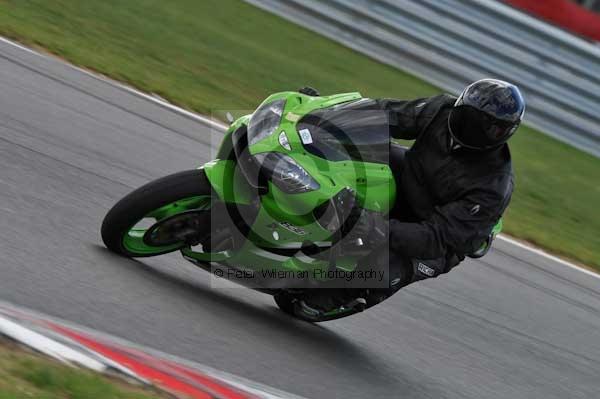 Motorcycle action photographs;Trackday digital images;event digital images;eventdigitalimages;no limits trackday;peter wileman photography;snetterton;snetterton circuit norfolk;snetterton photographs;trackday;trackday photos