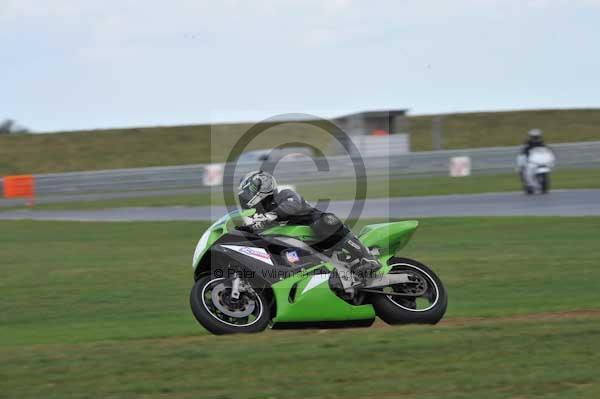 Motorcycle action photographs;Trackday digital images;event digital images;eventdigitalimages;no limits trackday;peter wileman photography;snetterton;snetterton circuit norfolk;snetterton photographs;trackday;trackday photos