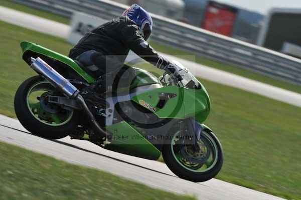 Motorcycle action photographs;Trackday digital images;event digital images;eventdigitalimages;no limits trackday;peter wileman photography;snetterton;snetterton circuit norfolk;snetterton photographs;trackday;trackday photos