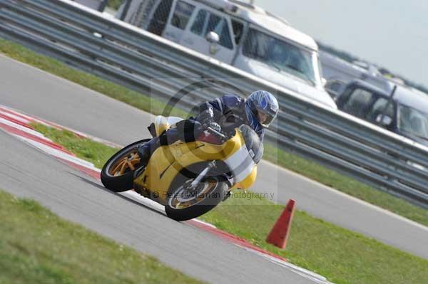 Motorcycle action photographs;Trackday digital images;event digital images;eventdigitalimages;no limits trackday;peter wileman photography;snetterton;snetterton circuit norfolk;snetterton photographs;trackday;trackday photos