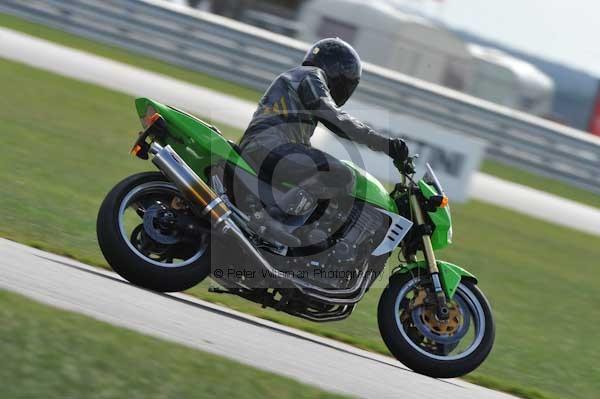 Motorcycle action photographs;Trackday digital images;event digital images;eventdigitalimages;no limits trackday;peter wileman photography;snetterton;snetterton circuit norfolk;snetterton photographs;trackday;trackday photos