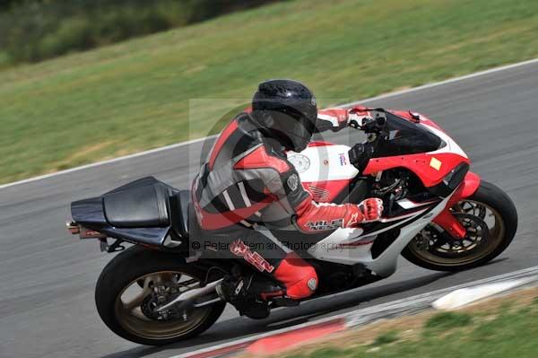 Motorcycle action photographs;Trackday digital images;event digital images;eventdigitalimages;no limits trackday;peter wileman photography;snetterton;snetterton circuit norfolk;snetterton photographs;trackday;trackday photos