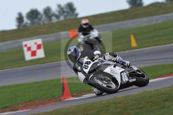 Motorcycle action photographs;Trackday digital images;event digital images;eventdigitalimages;no limits trackday;peter wileman photography;snetterton;snetterton circuit norfolk;snetterton photographs;trackday;trackday photos