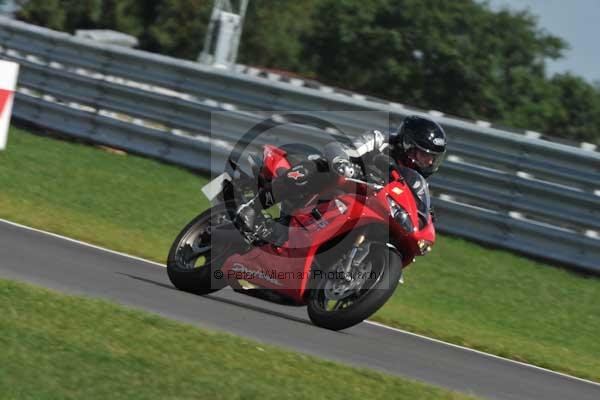 Motorcycle action photographs;Trackday digital images;event digital images;eventdigitalimages;no limits trackday;peter wileman photography;snetterton;snetterton circuit norfolk;snetterton photographs;trackday;trackday photos
