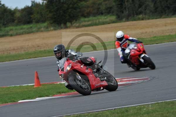 Motorcycle action photographs;Trackday digital images;event digital images;eventdigitalimages;no limits trackday;peter wileman photography;snetterton;snetterton circuit norfolk;snetterton photographs;trackday;trackday photos