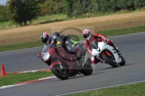 Motorcycle action photographs;Trackday digital images;event digital images;eventdigitalimages;no limits trackday;peter wileman photography;snetterton;snetterton circuit norfolk;snetterton photographs;trackday;trackday photos