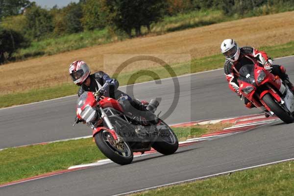 Motorcycle action photographs;Trackday digital images;event digital images;eventdigitalimages;no limits trackday;peter wileman photography;snetterton;snetterton circuit norfolk;snetterton photographs;trackday;trackday photos