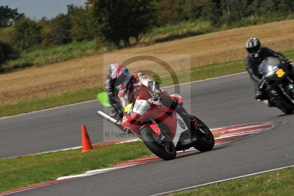 Motorcycle action photographs;Trackday digital images;event digital images;eventdigitalimages;no limits trackday;peter wileman photography;snetterton;snetterton circuit norfolk;snetterton photographs;trackday;trackday photos