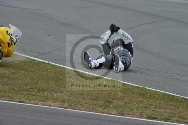 Motorcycle action photographs;Trackday digital images;donington;donington park leicestershire;donington photographs;event digital images;eventdigitalimages;no limits trackday;peter wileman photography;trackday;trackday photos