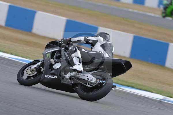 Motorcycle action photographs;Trackday digital images;donington;donington park leicestershire;donington photographs;event digital images;eventdigitalimages;no limits trackday;peter wileman photography;trackday;trackday photos