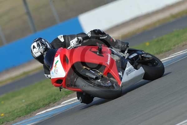 Motorcycle action photographs;Trackday digital images;donington;donington park leicestershire;donington photographs;event digital images;eventdigitalimages;no limits trackday;peter wileman photography;trackday;trackday photos