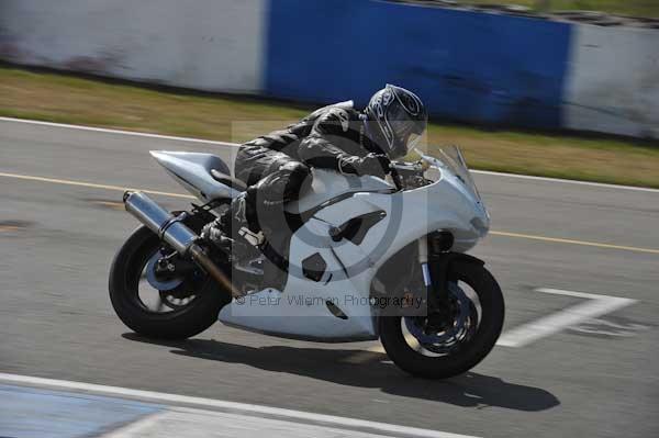 Motorcycle action photographs;Trackday digital images;donington;donington park leicestershire;donington photographs;event digital images;eventdigitalimages;no limits trackday;peter wileman photography;trackday;trackday photos