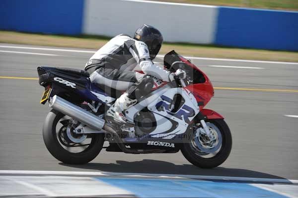 Motorcycle action photographs;Trackday digital images;donington;donington park leicestershire;donington photographs;event digital images;eventdigitalimages;no limits trackday;peter wileman photography;trackday;trackday photos