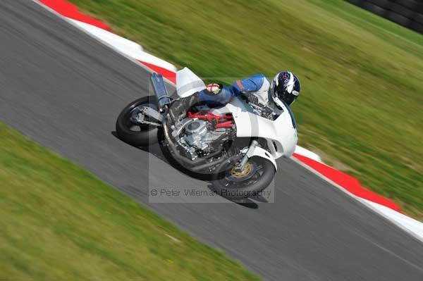 Motorcycle action photographs;Trackday digital images;cadwell;cadwell park photographs;event digital images;eventdigitalimages;motor racing louth lincolnshire;no limits trackday;peter wileman photography;trackday;trackday photos