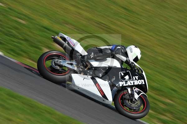 Motorcycle action photographs;Trackday digital images;cadwell;cadwell park photographs;event digital images;eventdigitalimages;motor racing louth lincolnshire;no limits trackday;peter wileman photography;trackday;trackday photos