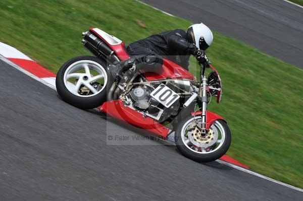Motorcycle action photographs;Trackday digital images;cadwell;cadwell park photographs;event digital images;eventdigitalimages;motor racing louth lincolnshire;no limits trackday;peter wileman photography;trackday;trackday photos