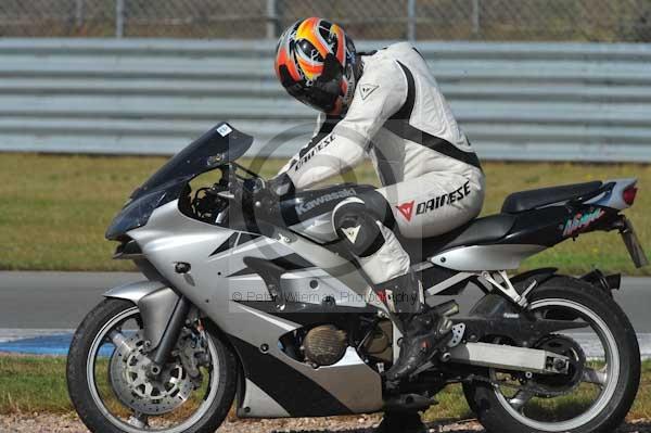 Motorcycle action photographs;donington;donington park leicestershire;donington photographs;event digital images;eventdigitalimages;no limits trackday;peter wileman photography;trackday;trackday digital images;trackday photos