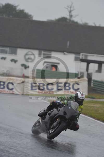 Mallory park Leicestershire;Mallory park photographs;Motorcycle action photographs;event digital images;eventdigitalimages;mallory park;no limits trackday;peter wileman photography;trackday;trackday digital images;trackday photos