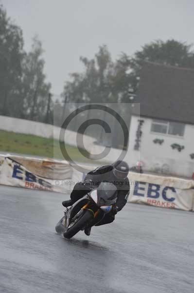 Mallory park Leicestershire;Mallory park photographs;Motorcycle action photographs;event digital images;eventdigitalimages;mallory park;no limits trackday;peter wileman photography;trackday;trackday digital images;trackday photos