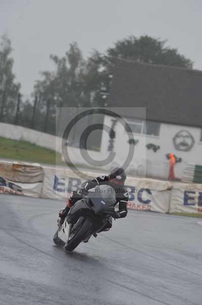 Mallory park Leicestershire;Mallory park photographs;Motorcycle action photographs;event digital images;eventdigitalimages;mallory park;no limits trackday;peter wileman photography;trackday;trackday digital images;trackday photos