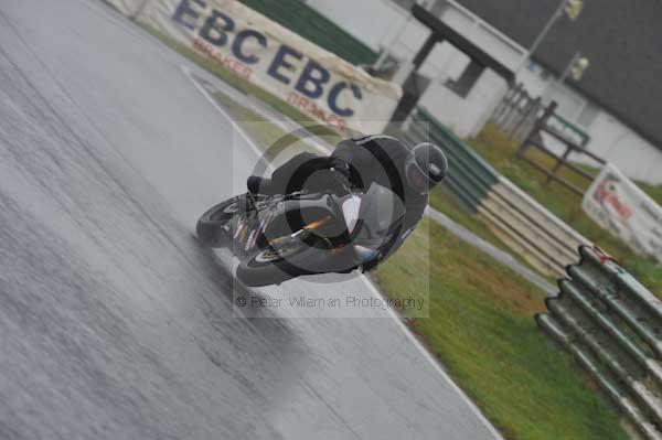 Mallory park Leicestershire;Mallory park photographs;Motorcycle action photographs;event digital images;eventdigitalimages;mallory park;no limits trackday;peter wileman photography;trackday;trackday digital images;trackday photos