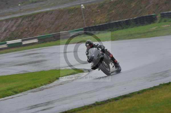 Mallory park Leicestershire;Mallory park photographs;Motorcycle action photographs;event digital images;eventdigitalimages;mallory park;no limits trackday;peter wileman photography;trackday;trackday digital images;trackday photos