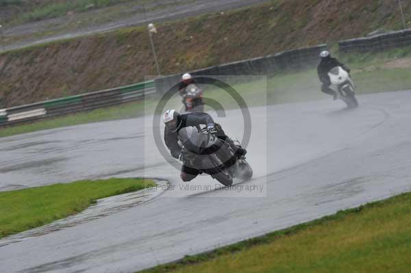 Mallory park Leicestershire;Mallory park photographs;Motorcycle action photographs;event digital images;eventdigitalimages;mallory park;no limits trackday;peter wileman photography;trackday;trackday digital images;trackday photos