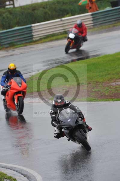 Mallory park Leicestershire;Mallory park photographs;Motorcycle action photographs;event digital images;eventdigitalimages;mallory park;no limits trackday;peter wileman photography;trackday;trackday digital images;trackday photos