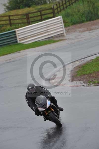Mallory park Leicestershire;Mallory park photographs;Motorcycle action photographs;event digital images;eventdigitalimages;mallory park;no limits trackday;peter wileman photography;trackday;trackday digital images;trackday photos