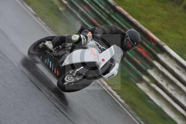 Mallory park Leicestershire;Mallory park photographs;Motorcycle action photographs;event digital images;eventdigitalimages;mallory park;no limits trackday;peter wileman photography;trackday;trackday digital images;trackday photos