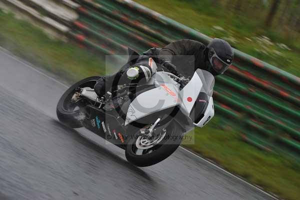 Mallory park Leicestershire;Mallory park photographs;Motorcycle action photographs;event digital images;eventdigitalimages;mallory park;no limits trackday;peter wileman photography;trackday;trackday digital images;trackday photos