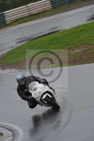 Mallory park Leicestershire;Mallory park photographs;Motorcycle action photographs;event digital images;eventdigitalimages;mallory park;no limits trackday;peter wileman photography;trackday;trackday digital images;trackday photos