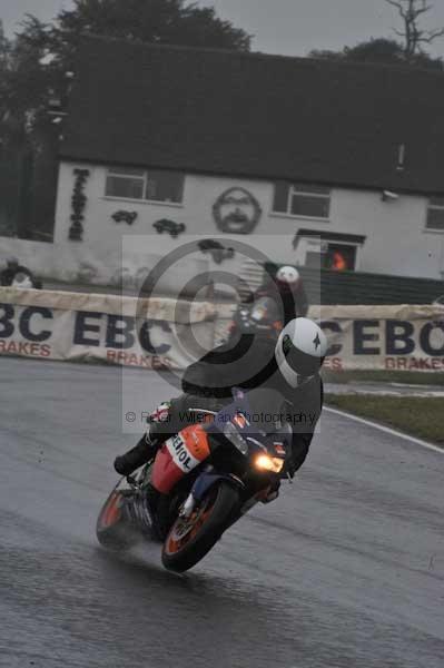 Mallory park Leicestershire;Mallory park photographs;Motorcycle action photographs;event digital images;eventdigitalimages;mallory park;no limits trackday;peter wileman photography;trackday;trackday digital images;trackday photos