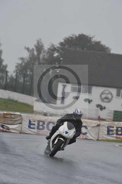 Mallory park Leicestershire;Mallory park photographs;Motorcycle action photographs;event digital images;eventdigitalimages;mallory park;no limits trackday;peter wileman photography;trackday;trackday digital images;trackday photos
