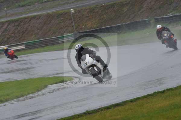 Mallory park Leicestershire;Mallory park photographs;Motorcycle action photographs;event digital images;eventdigitalimages;mallory park;no limits trackday;peter wileman photography;trackday;trackday digital images;trackday photos