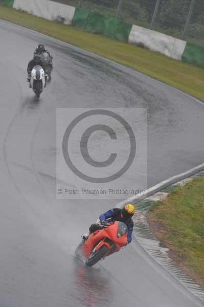 Mallory park Leicestershire;Mallory park photographs;Motorcycle action photographs;event digital images;eventdigitalimages;mallory park;no limits trackday;peter wileman photography;trackday;trackday digital images;trackday photos