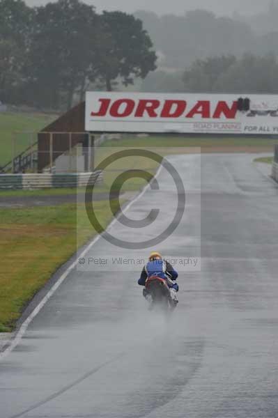 Mallory park Leicestershire;Mallory park photographs;Motorcycle action photographs;event digital images;eventdigitalimages;mallory park;no limits trackday;peter wileman photography;trackday;trackday digital images;trackday photos