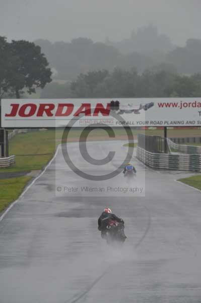 Mallory park Leicestershire;Mallory park photographs;Motorcycle action photographs;event digital images;eventdigitalimages;mallory park;no limits trackday;peter wileman photography;trackday;trackday digital images;trackday photos