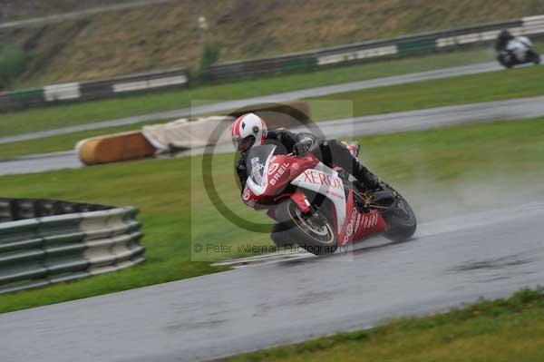 Mallory park Leicestershire;Mallory park photographs;Motorcycle action photographs;event digital images;eventdigitalimages;mallory park;no limits trackday;peter wileman photography;trackday;trackday digital images;trackday photos