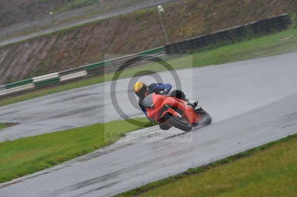 Mallory park Leicestershire;Mallory park photographs;Motorcycle action photographs;event digital images;eventdigitalimages;mallory park;no limits trackday;peter wileman photography;trackday;trackday digital images;trackday photos