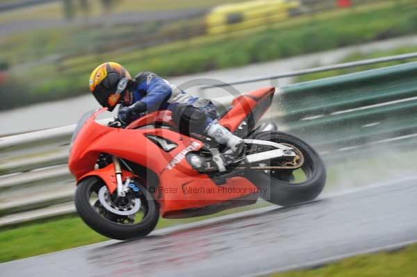 Mallory park Leicestershire;Mallory park photographs;Motorcycle action photographs;event digital images;eventdigitalimages;mallory park;no limits trackday;peter wileman photography;trackday;trackday digital images;trackday photos